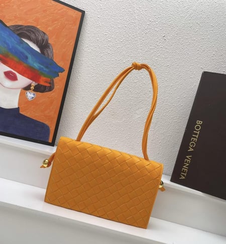 شنطة نسائية ماركة Bottega Veneta