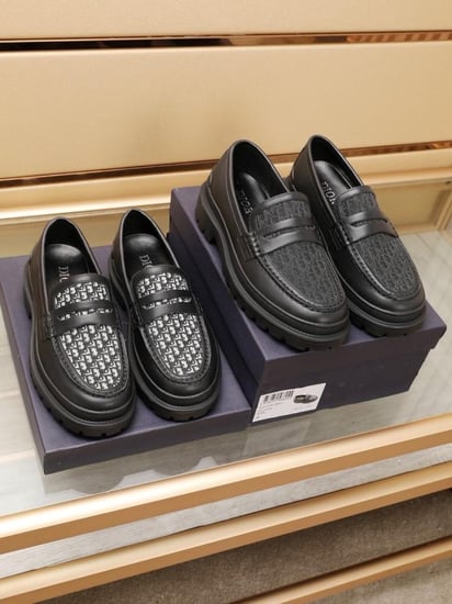 حذاء ماركة Dior