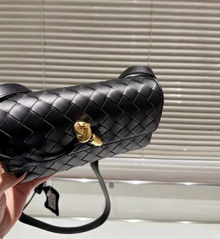 شنطة نسائية ماركة Bottega Veneta