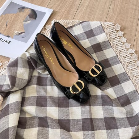 حذاء نسائي ماركة Dior