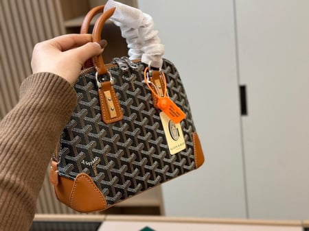 شنطة نسائية ماركة ‏Goyard