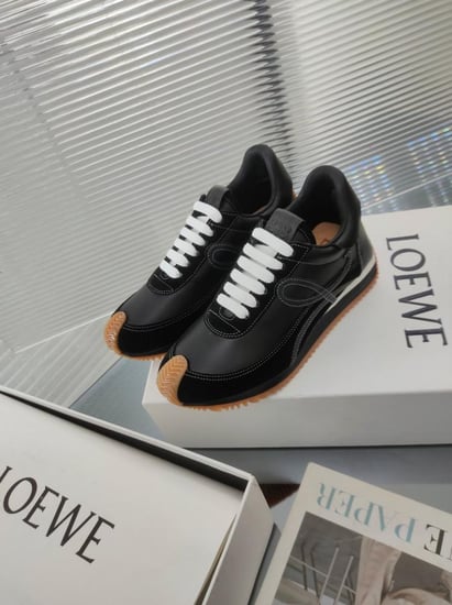 حذاء ماركة ‏Loewe