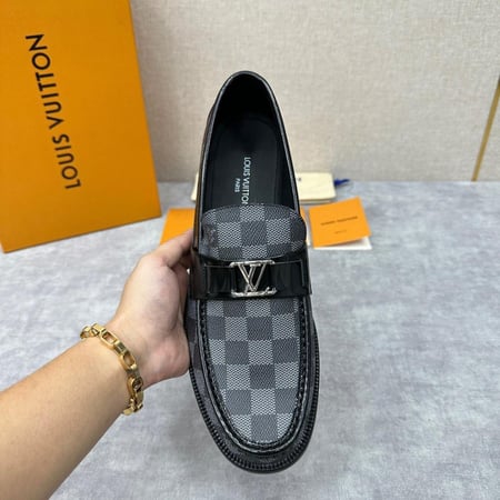 حذاء رجالي ماركة LV