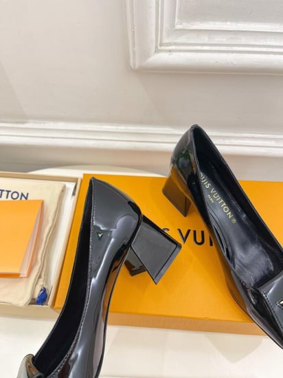 حذاء نسائي ماركة LV