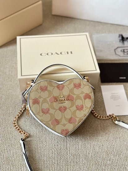 شنطة نسائية ماركة Coach