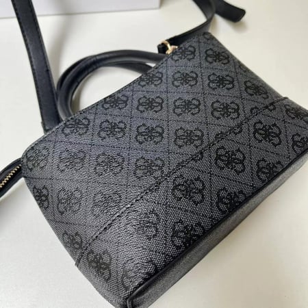 شنطة نسائية ماركة Guess