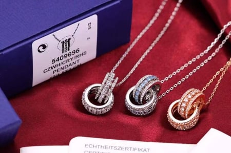 قلادة نسائية ماركة Swarovski