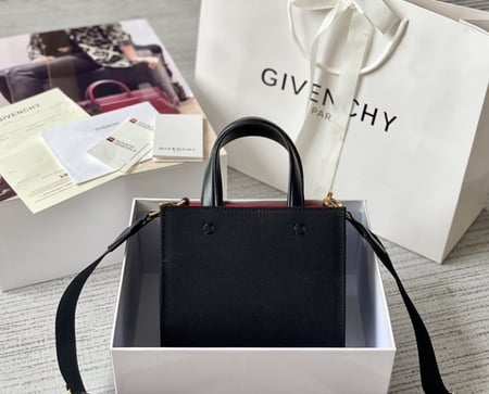 شنطة نسائية ماركة Givenchy