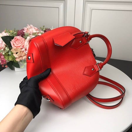 شنطة نسائية ماركة LV