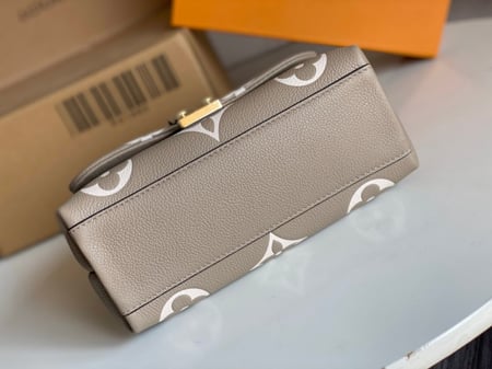 شنطة نسائية ماركة LV