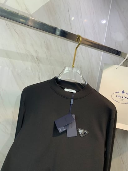 سويت شيرت ماركة Prada