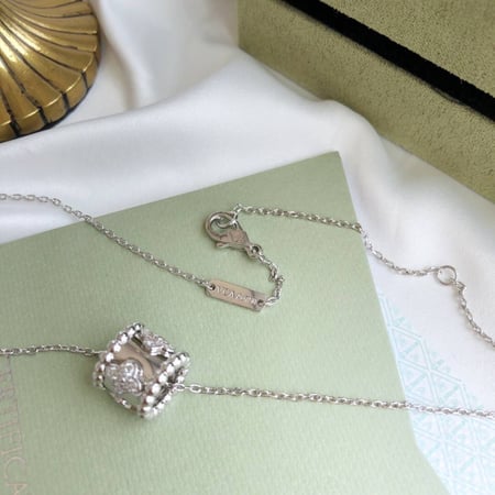 قلادة نسائية ماركة Van Cleef