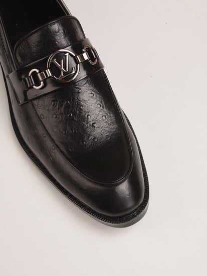 حذاء رجالي ماركة LV