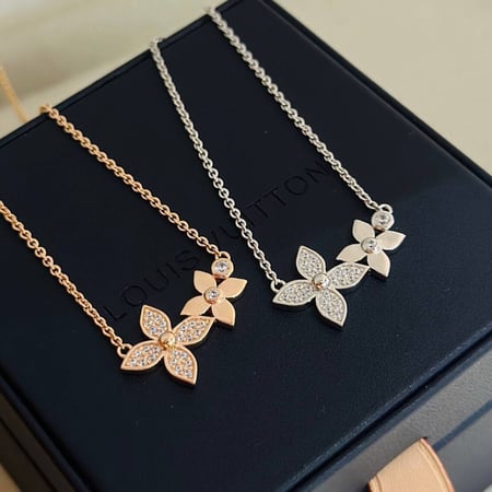 قلادة نسائية ماركة LV