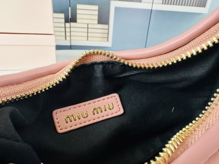 شنطة نسائية ماركة Miumiu