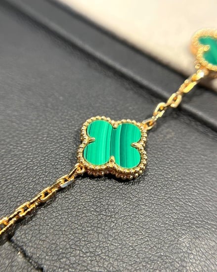 اسورة نسائية ماركة Van Cleef