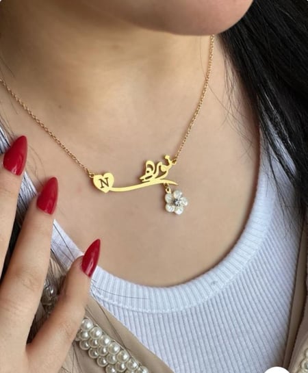 سلسال بالاسم مطلي ذهب مع وردة أنيقة