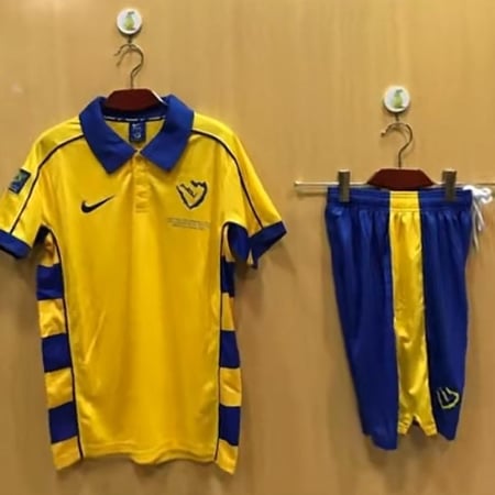 طقم نادي النصر السعودي التاريخي