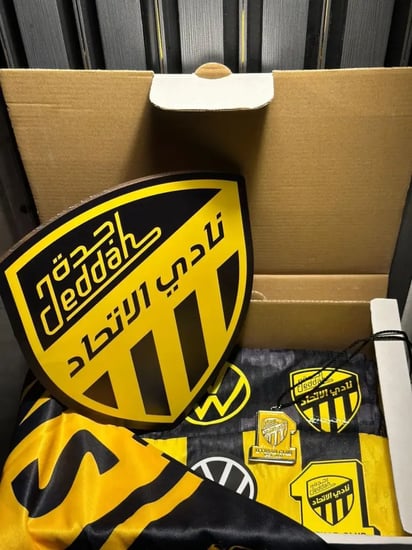 بكج الاتحاد المميز 2 تيشيرتات ومجسم الاتحاد