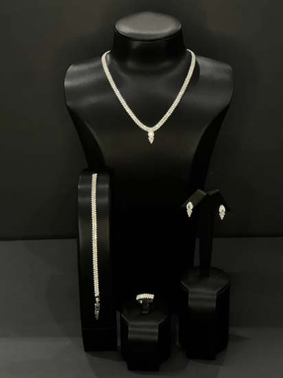 طقم نسائي مطلي ذهب بتصميم "تنس" مع قلادة مركزية