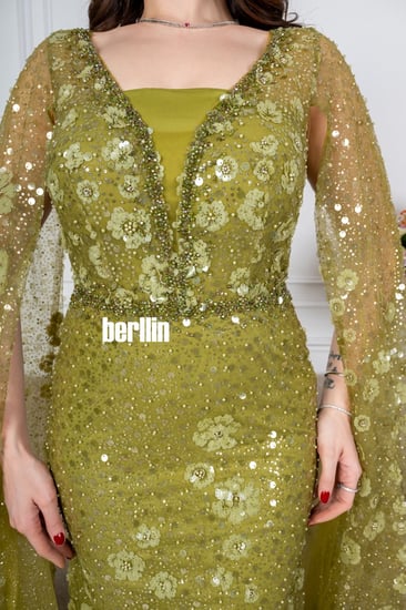 فستان سهرة ماكسي ضيق مطرز بأكمام كيب كموني