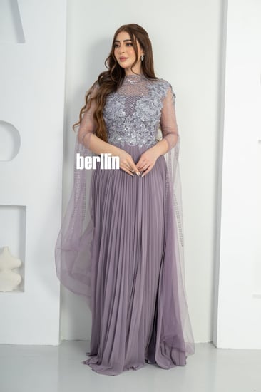 فستان سهرة مميز بمطرز وبأكمام كيب تل لون موف