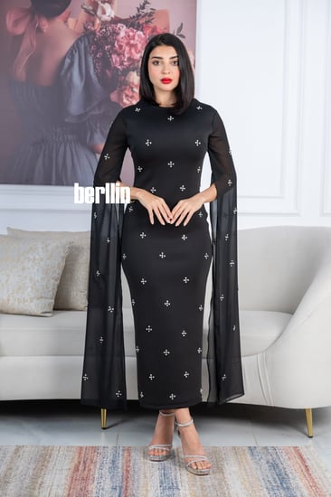 فستان أسود ماسك أنيق بتطريزات فاخرة وأكمام كاب