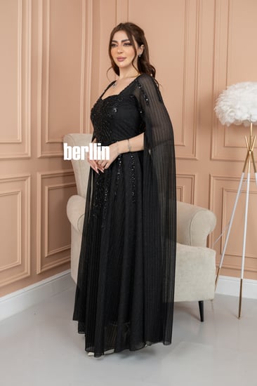 فستان سهرة لامع مزين بشك بأكمام كيب لون اسود