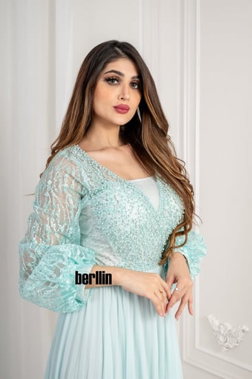 فستان سهرة طويل بليسية مزين بالؤلؤ لون تيفاني