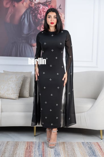 فستان أسود ماسك أنيق بتطريزات فاخرة وأكمام كاب