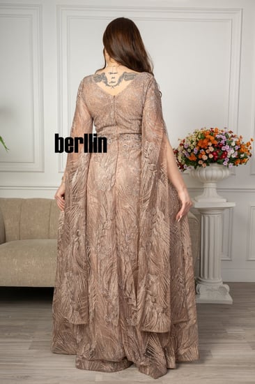 فستان سهرة مع تفاصيل كيب على الكتف وتطريز كامل لون جملي