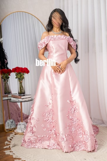 فستان ميكادو وردي بتطريز فخم