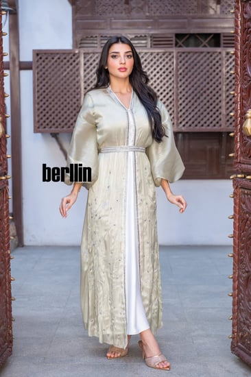 جلابية قطعتين مميزة بتطريز لامع فخم لون تفاحي فاتج