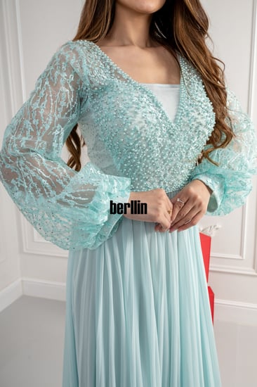 فستان سهرة طويل بليسية مزين بالؤلؤ لون تيفاني