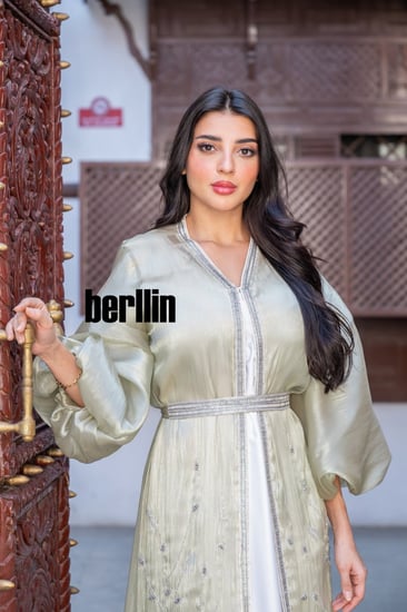 جلابية قطعتين مميزة بتطريز لامع فخم لون تفاحي فاتج