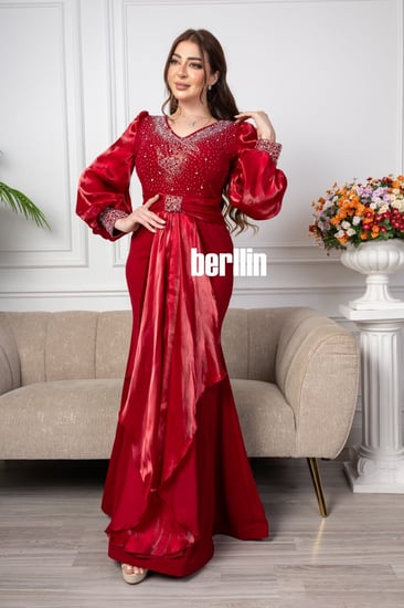 فستان سهرة طويل مميز بالفصوص لون احمر