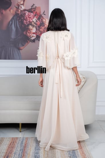 فستان أنيق بيج بتصميم طويل مزين بتطريزات ع