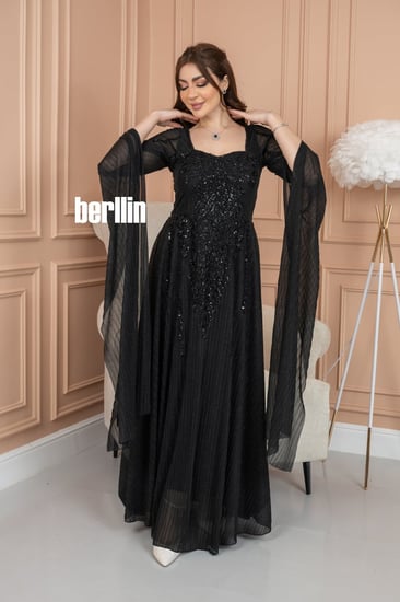 فستان سهرة لامع مزين بشك بأكمام كيب لون اسود