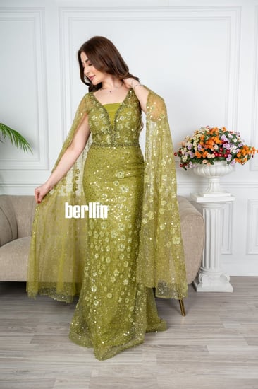 فستان سهرة ماكسي ضيق مطرز بأكمام كيب كموني