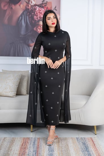 فستان أسود ماسك أنيق بتطريزات فاخرة وأكمام كاب