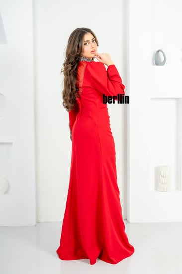 فستان سهرة طويل بأكمام مميزة بالفصوص لون احمر