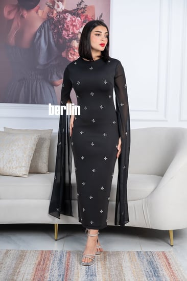 فستان أسود ماسك أنيق بتطريزات فاخرة وأكمام كاب
