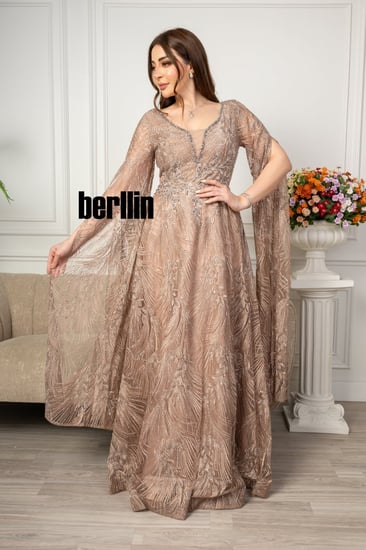 فستان سهرة مع تفاصيل كيب على الكتف وتطريز كامل لون جملي