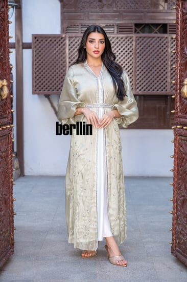 جلابية قطعتين مميزة بتطريز لامع فخم لون تفاحي فاتج