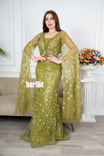 فستان سهرة ماكسي ضيق مطرز بأكمام كيب كموني