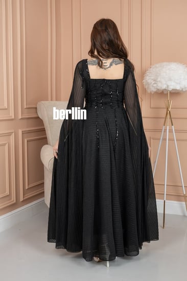 فستان سهرة لامع مزين بشك بأكمام كيب لون اسود