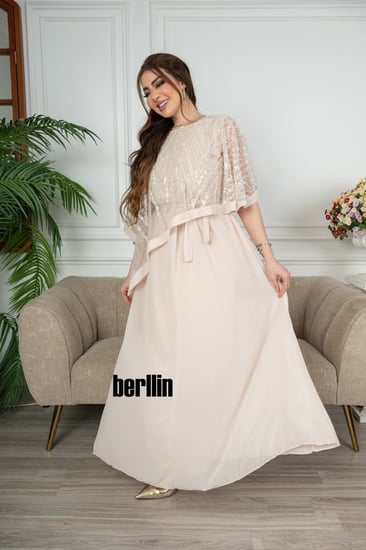 فستان سهره طويل بحافة واسعة واكمام كيب لون بيج