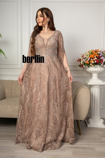 فستان سهرة مع تفاصيل كيب على الكتف وتطريز كامل لون جملي