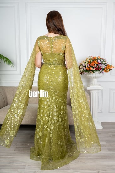 فستان سهرة ماكسي ضيق مطرز بأكمام كيب كموني