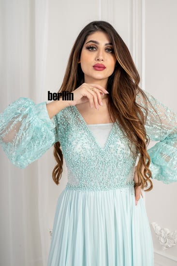 فستان سهرة طويل بليسية مزين بالؤلؤ لون تيفاني
